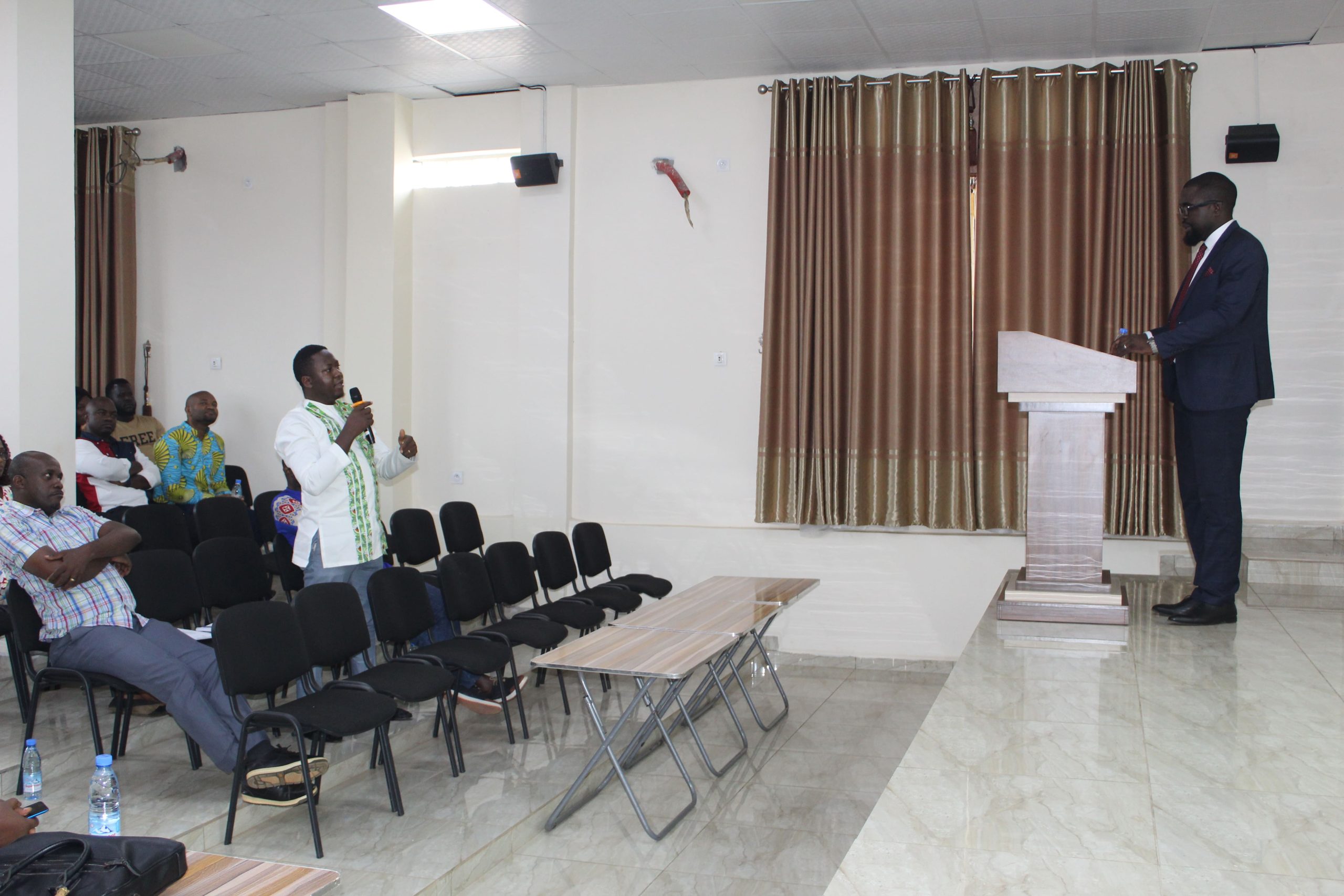 1.Dr Magellan Tchouakui (CRID) posant une question au Dr. Justin Komguep Nono