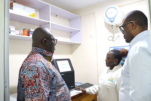 Dr Estelle Mewamba showcasing CRID Sequencing facilities
